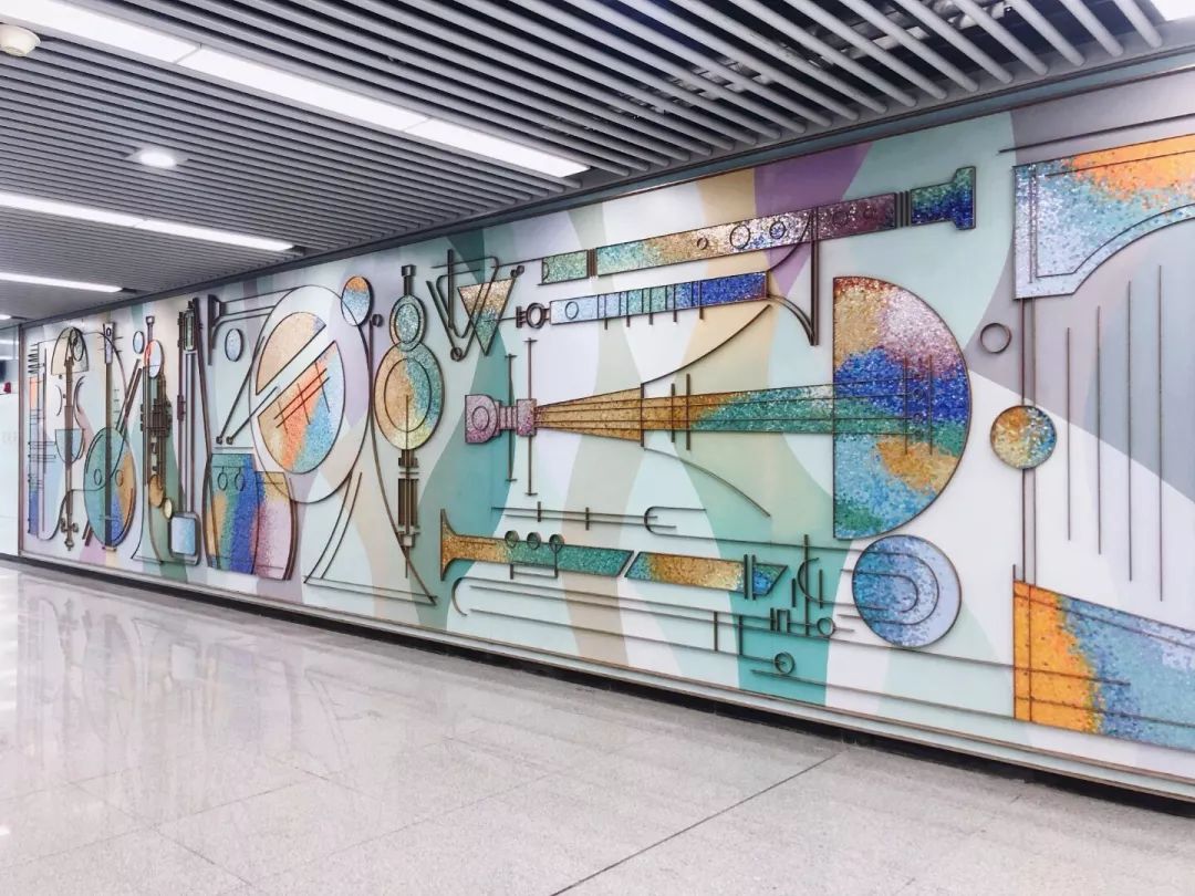 文化的交流与融合,画面中包含了东西方不同艺术形式中大量出现的乐器