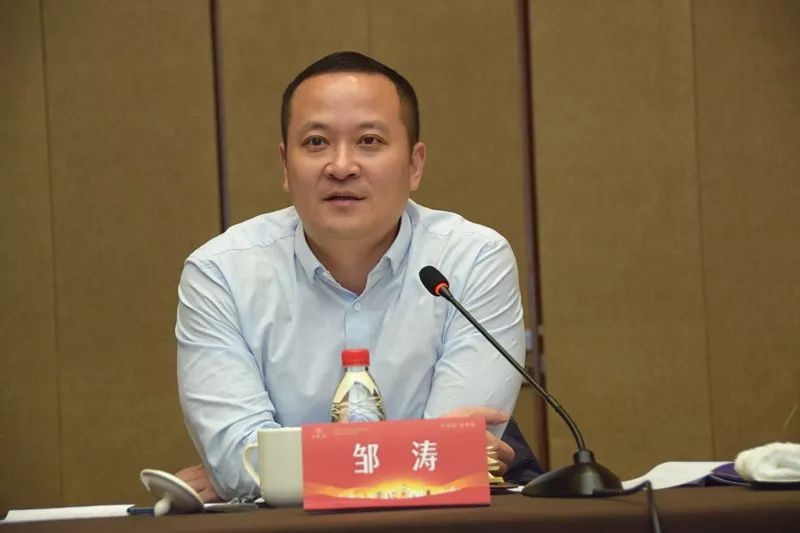 邹涛频频现身一线市场,在获取市场真实资讯的同时,也释放出五粮液集团