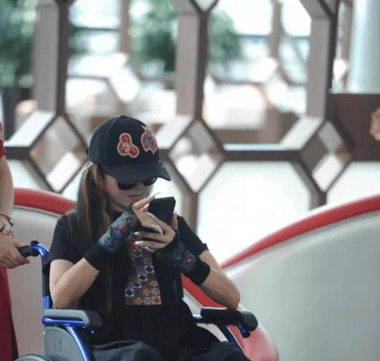 61岁杨丽萍不能自理?堪称现代版"老佛爷",生活全由男助理伺候