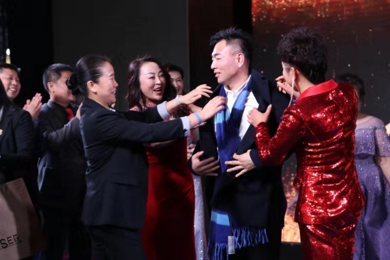 和来自天南地北的经销商的签约仪式,伴随主持人宣告深圳分公司的成立