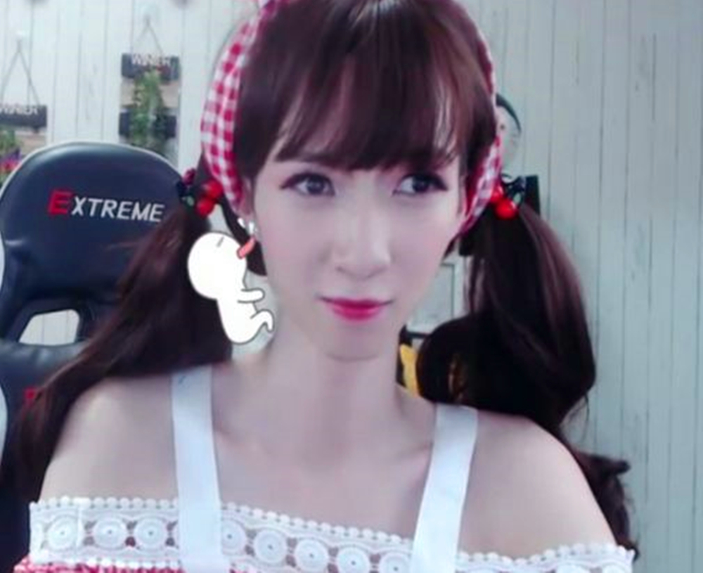 主播界惊艳全场的女装大佬梦泪女仆装上好佳太甜美