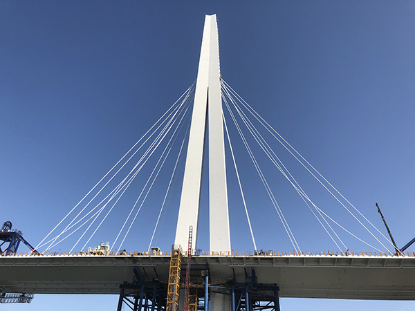 探访南京长江五桥世界首座轻型钢混结构斜拉桥明年底通车
