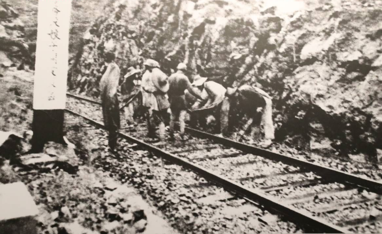 前排从左至右分别为:旅长陈赓,周希汉参谋长及谢家庆团长】1940年8月