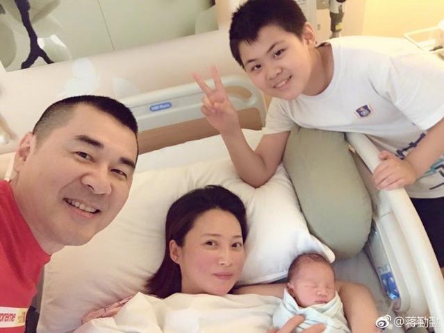 陈建斌二胎儿子正脸曝光完美继承蒋勤勤的美貌一家四口好温馨