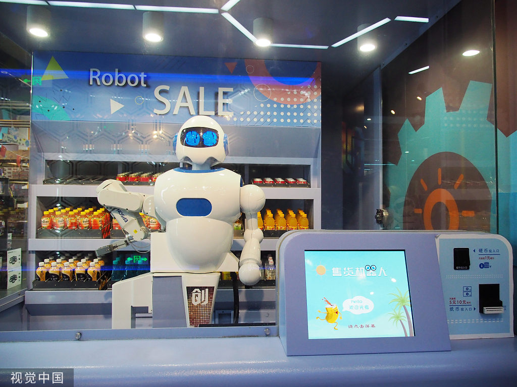北京:自动售货机器人商店上岗 吸引顾客关注