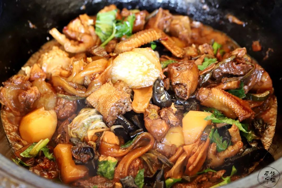 铁锅炖大鹅：传统美食的新滋味