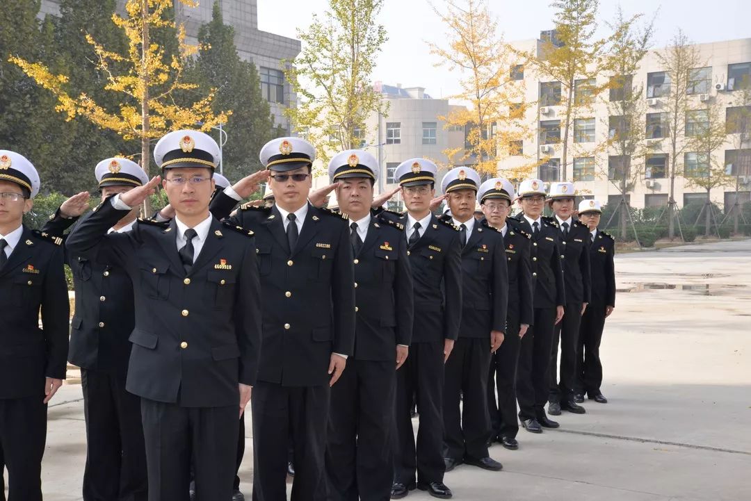 纪律武装头脑忠诚铸入血脉敬礼 海关人t.