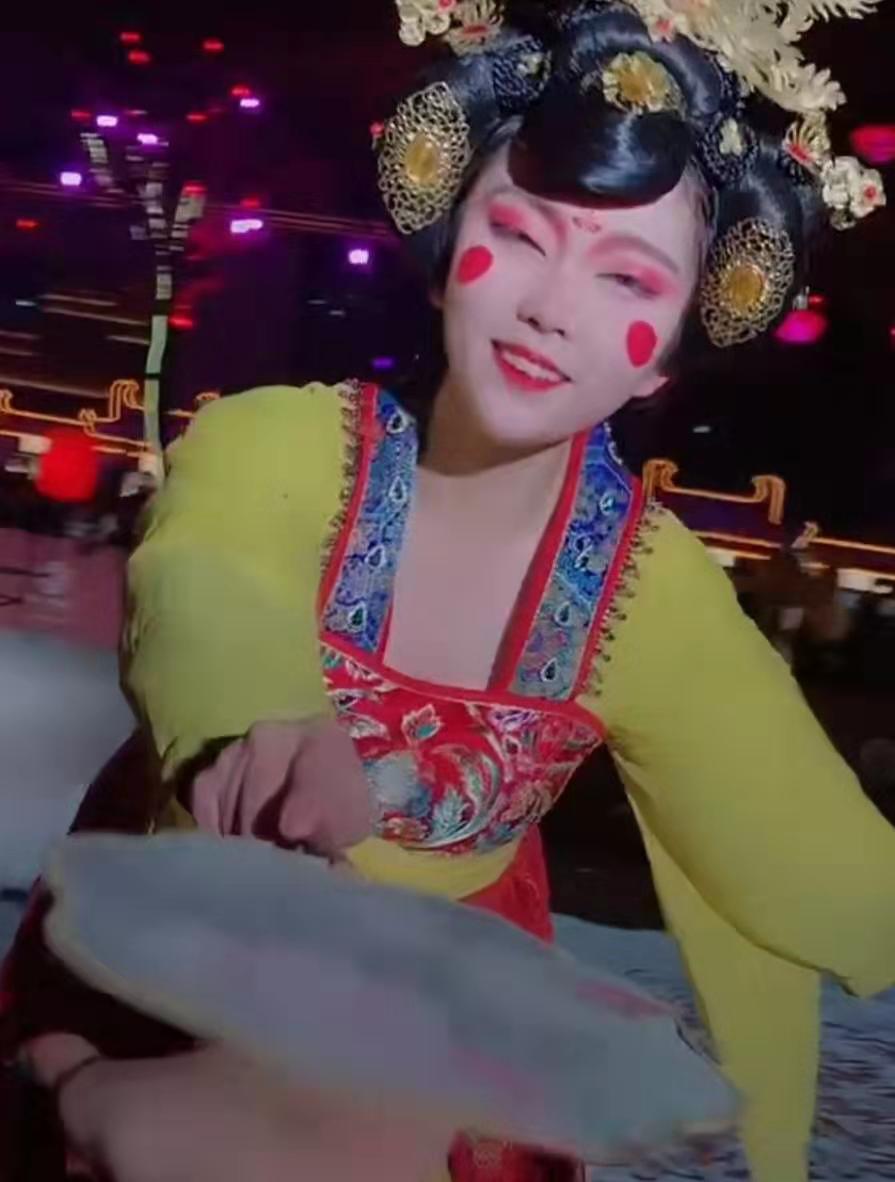 "不倒翁西施":大唐不夜城"兔牙美女"意外走红,可爱到萌化我