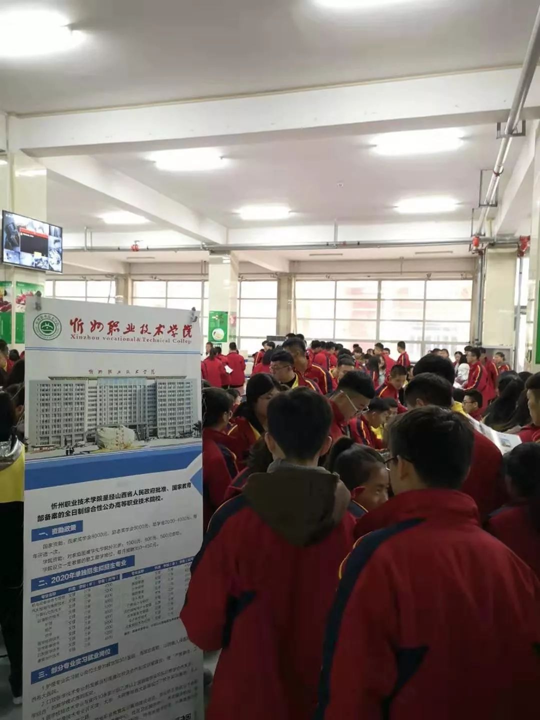 宣传活动第一轮线路三和线路四分别走进了临县高级中学,山阴新杰中学