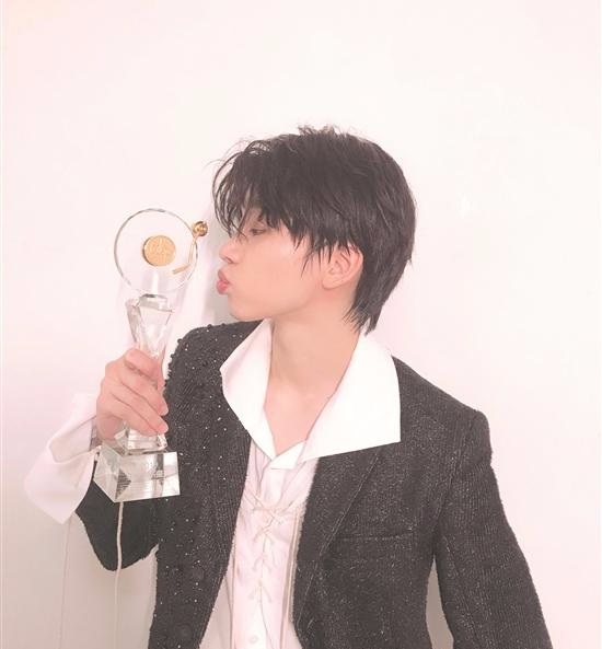 连淮伟在微博上晒出手握奖杯的帅照21岁的泉港帅小伙连淮伟又给家乡长