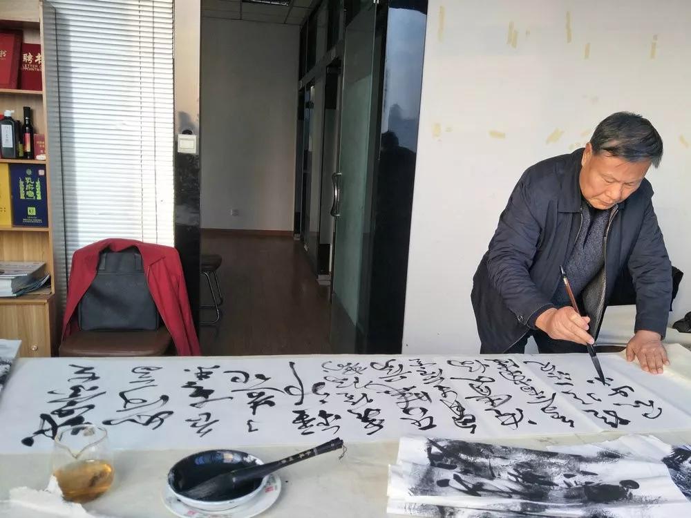 盛兴旺在欢乐,激情的气氛中,老书法家张天仁以及李水明,王崭宇,盛兴旺