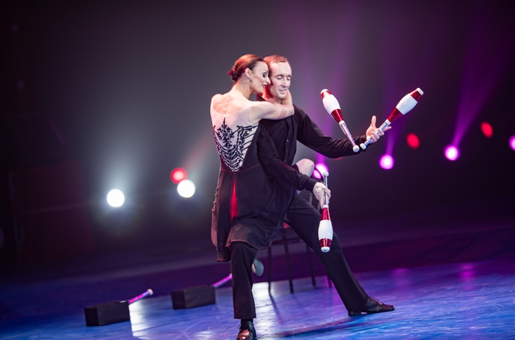 第六届中国国际马戏节上,一对荷兰和法国演员组合的探戈手技让人