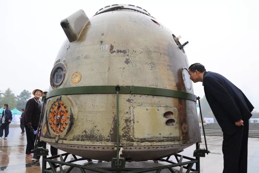 ▼(江苏连云港,市民在参观神舟四号返回舱,图片来源@vcg)也已经臻于
