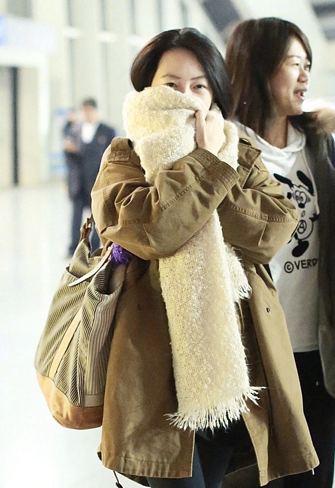 小s走机场太低调,朴素打扮被素颜少女肌抢镜,10年没换包太节俭