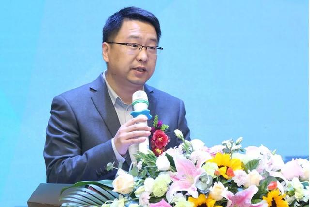 大会首先由曲江教育卫生局副局长张章致辞.