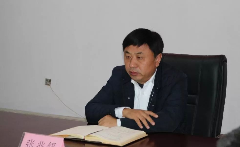 会议传达了全县农村人居环境整治调度会议精神,镇党委副书记牛凯通报