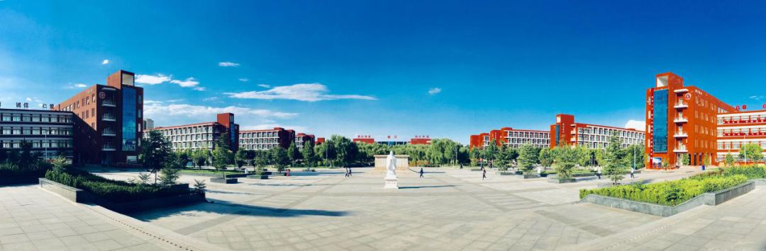 临汾一中孔子广场天刚蒙蒙亮,高三年级全体学生,班主任,全体党员教师