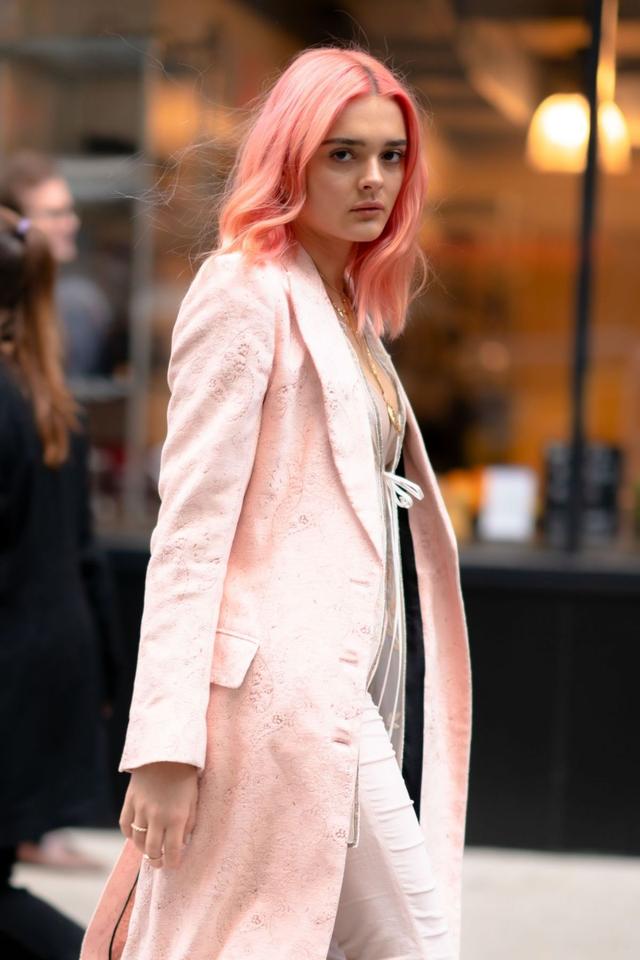 夏洛特·劳伦斯(charlotte lawrence)的眼神还有点犀利.