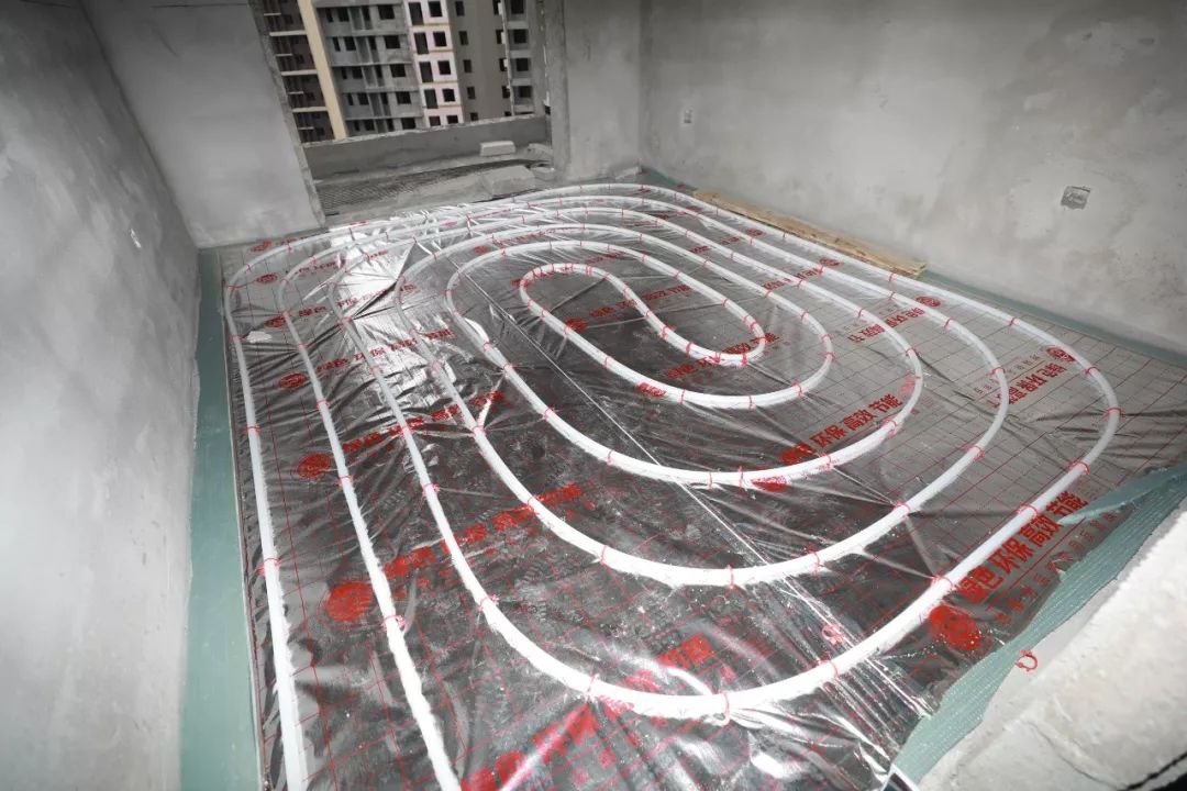 外墙保温施工已完成80%,具备外墙喷涂条件,室内墙体砌筑完毕,年前主