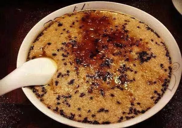 青草糊,榴莲芝士,番薯粉圆,姜汁调蛋都是老少皆宜的传统小吃,一碗吃了