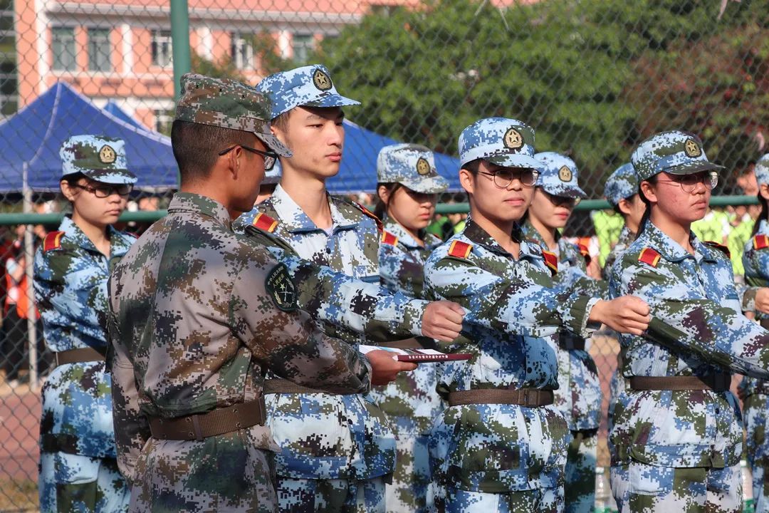 萌新軍訓搶先看頭頂水瓶正步走你感動嗎