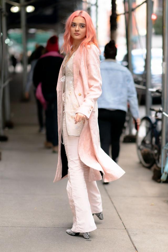 女星夏洛特劳伦斯现身纽约街头她的红发很耀眼