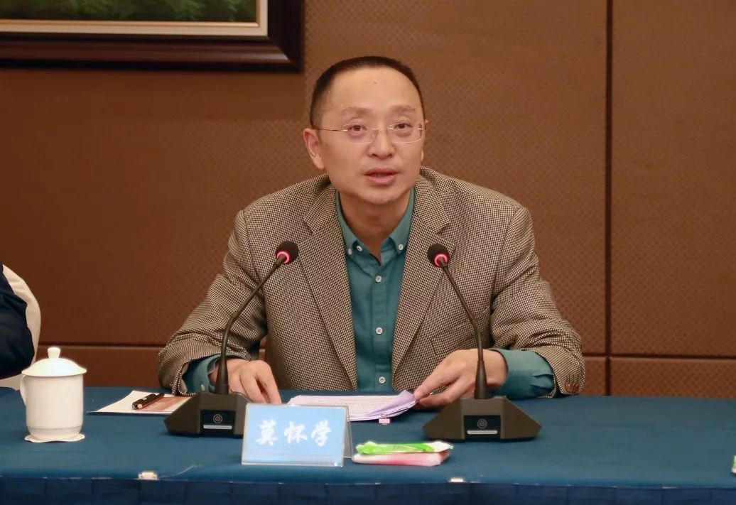 市委常委,组织部部长莫怀学出席座谈会并陪同调研.