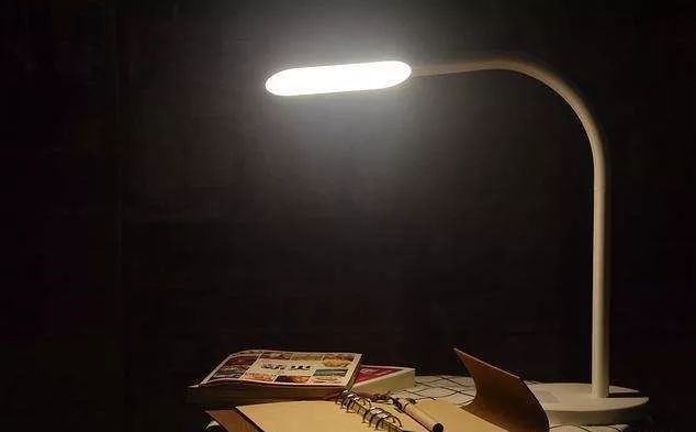 寝室里半夜亮起一盏幽幽的台灯:灯下人做着拖延了许久的任务忍受黑夜