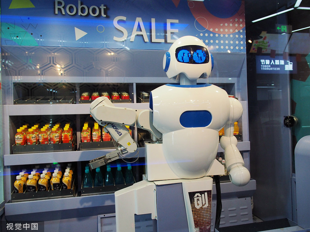 北京:自动售货机器人商店上岗 吸引顾客关注