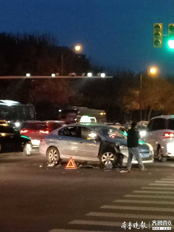 济南旅游路发生车祸,一辆出租车车头被撞烂