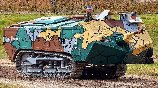 自行火炮鼻祖,一战火力最强的法国圣沙蒙坦克,司机和车长一样高