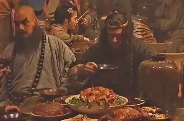 电视剧《水浒传》中大口吃肉,大碗喝酒的场景《金瓶梅》一书可以说是