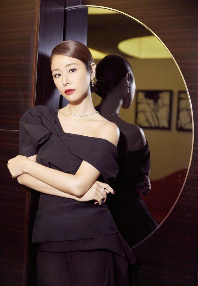 林心如金鸡奖首次暴露真实颜值,高清镜头下的她坑洼不平