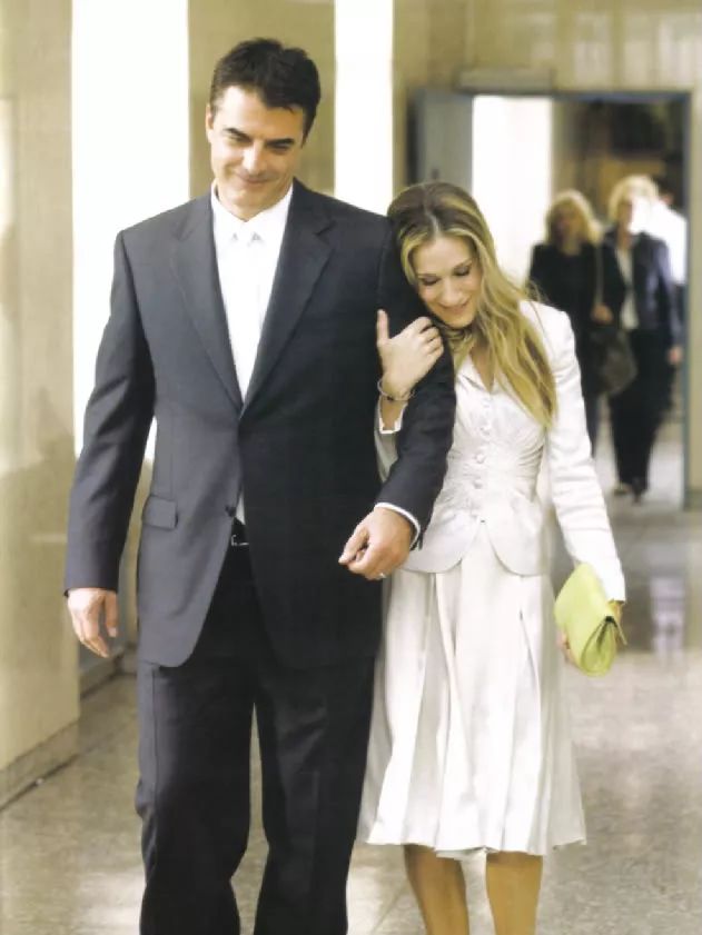 olivia palermo当年结婚的时候也只穿了一件针织衫和半身裙.▽