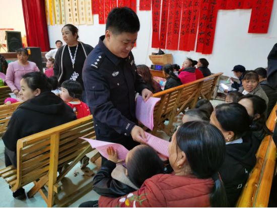 泗水乡:开展文艺下乡活动 营造扫黑除恶声势