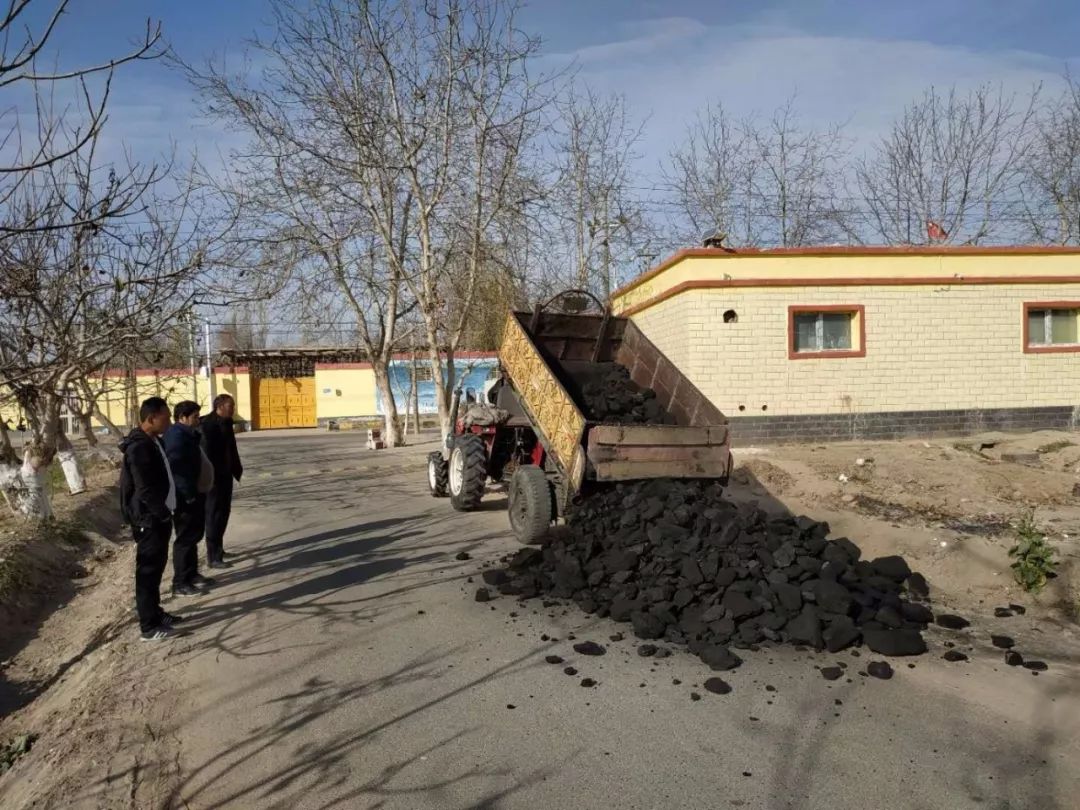 民族团结一家亲结亲干部送煤炭暖屋暖心更暖情