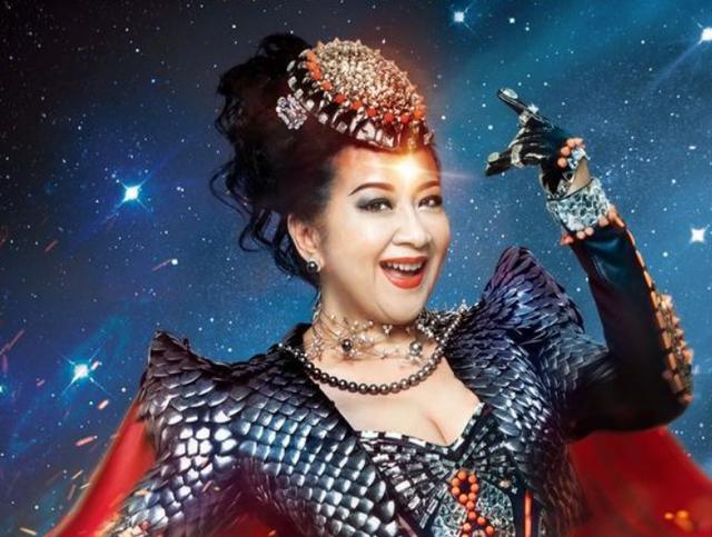 的薛家燕虽不再年轻,但依旧凭实力"东山再起",随后还拍摄《食神》等剧