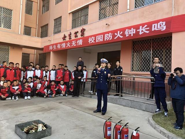 米脂县消防救援大队走进米脂中学开展消防安全知识宣传及演练活动