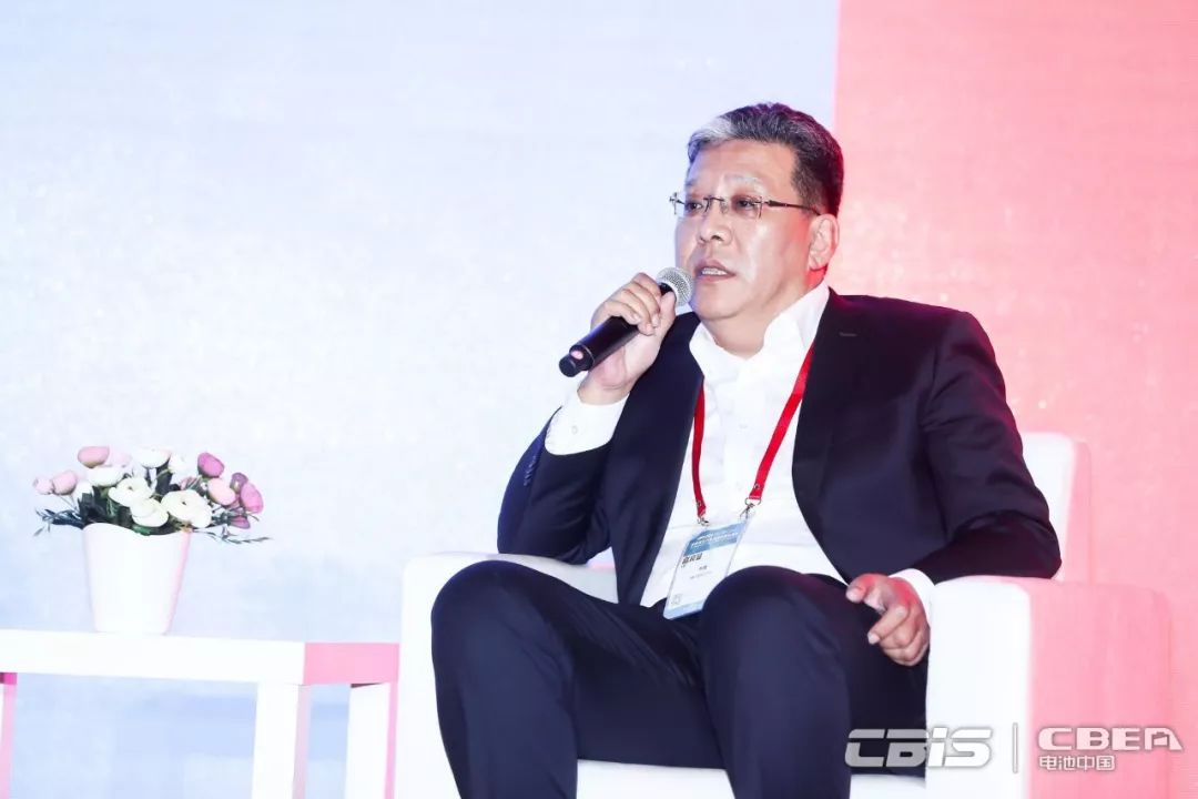 图为风帆有限责任公司董事长李勇参加圆桌讨论欣旺达电子股份有限公司