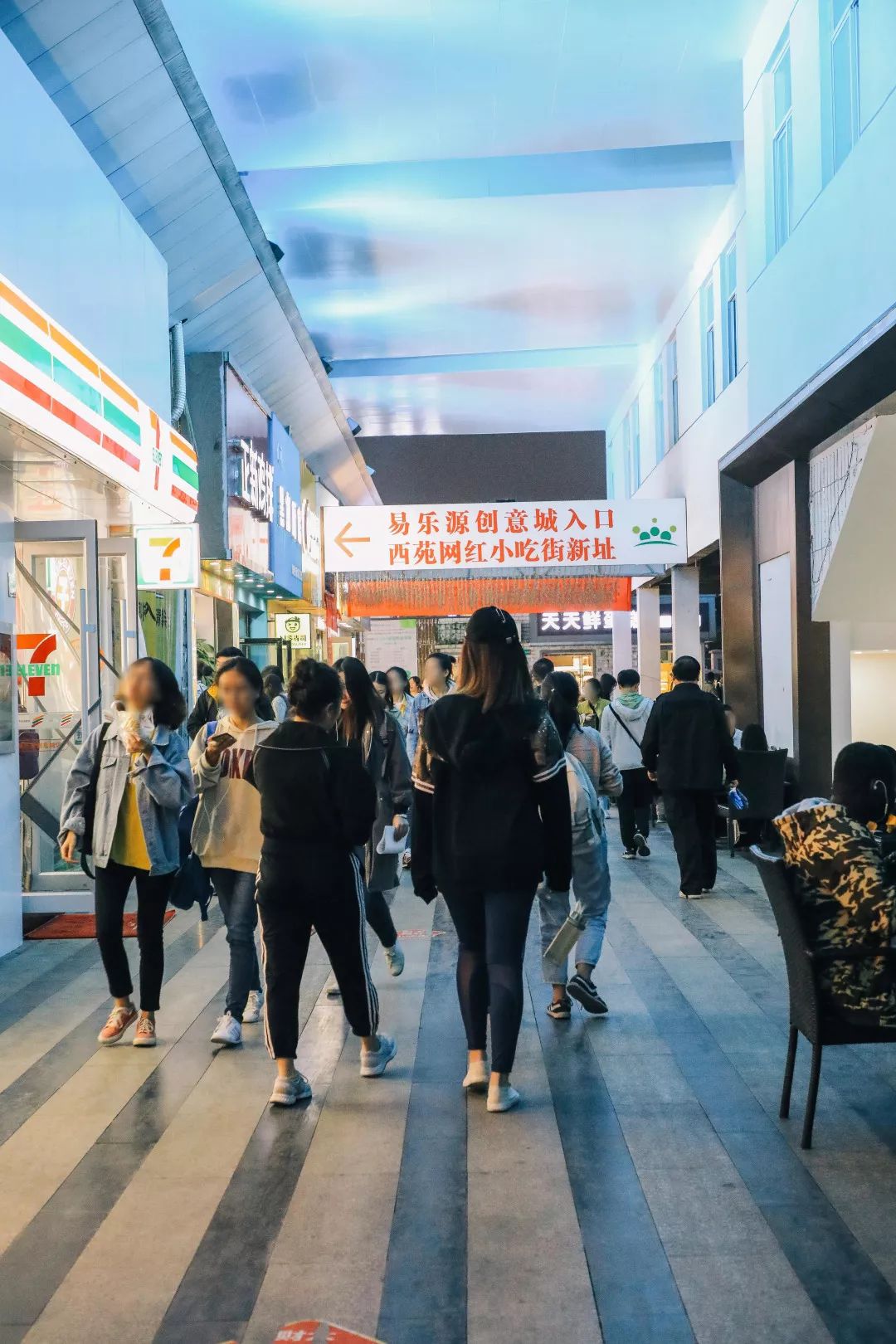 钻进「西苑网红小吃街」的入口,喧嚣热闹而又不亦乐乎的氛围瞬间弥漫