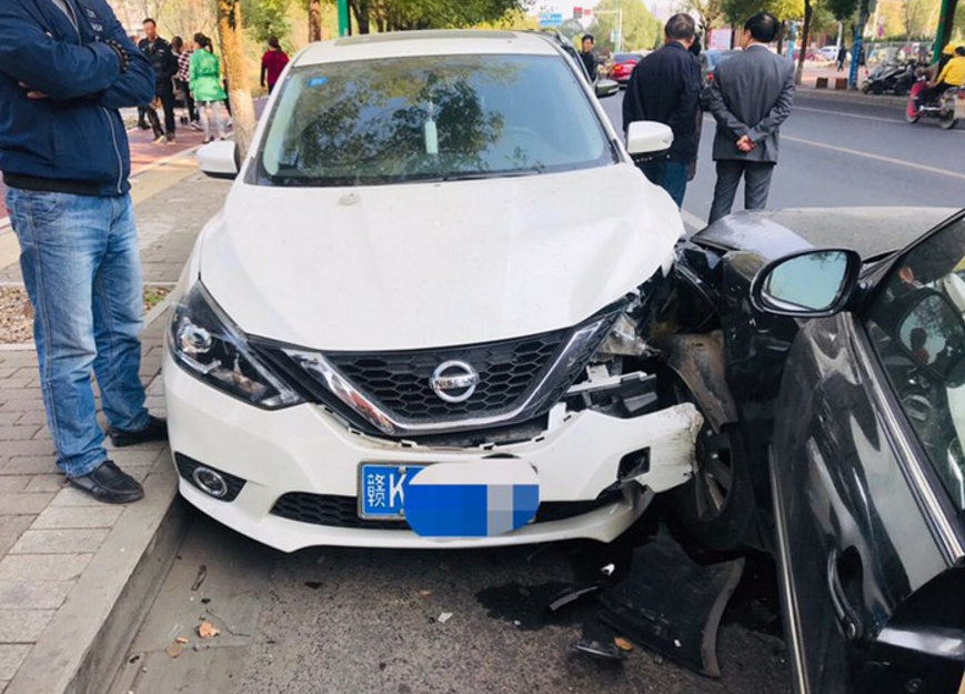 日产轩逸停在路边被大众帕萨特撞击,网友:感觉和蛋壳一样脆弱