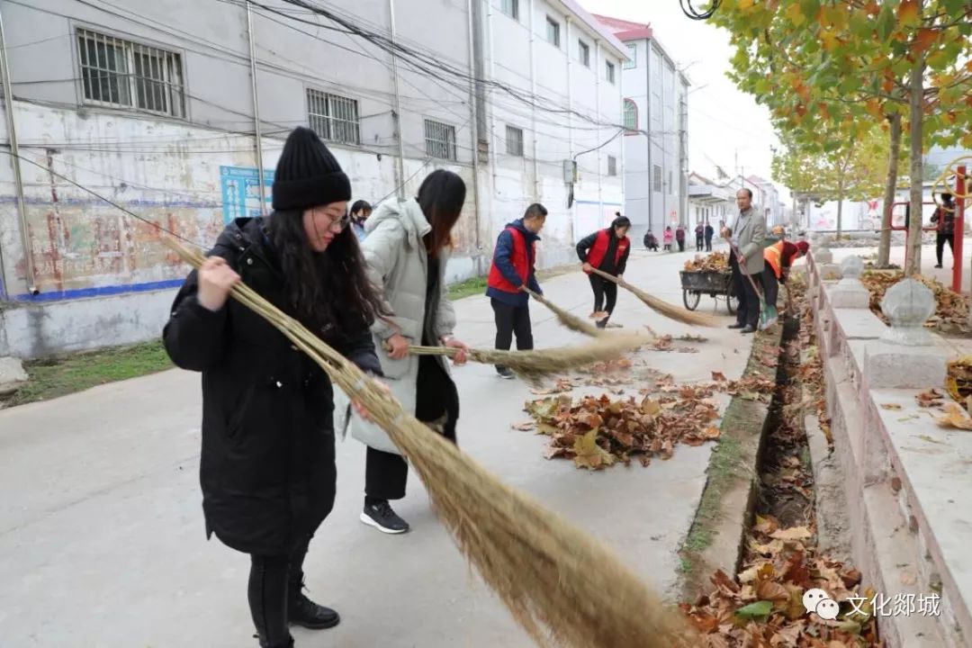 郯城县文化和旅游局到胜利乡果园村开展卫生清洁活动