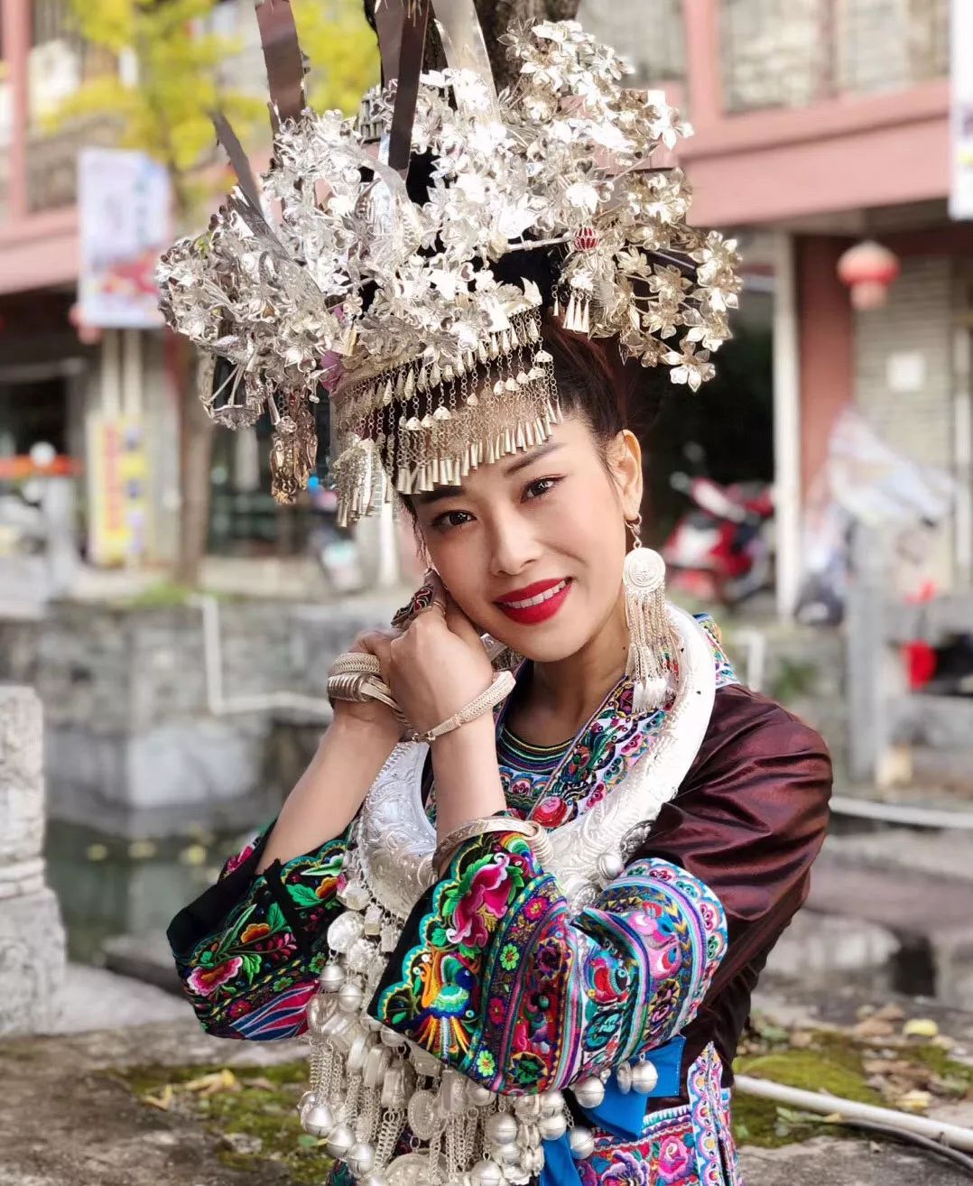 一套与这里的山水相宜的民族盛装,怎好意思走进那片"花衣银装"的海洋?