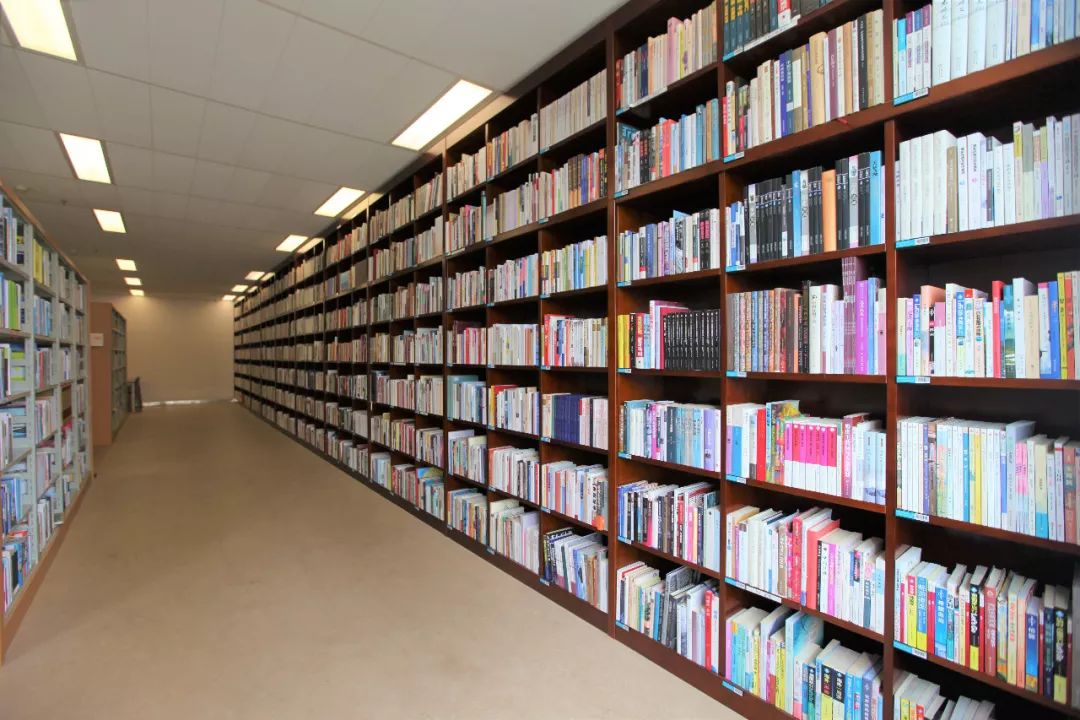 还以为图书馆里是传统的木质凳椅?新馆如此诱人,如何办借书证?