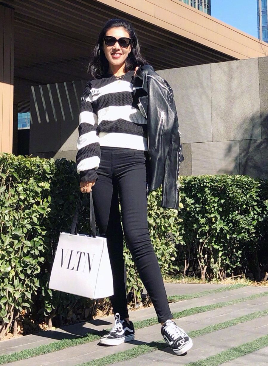 原创时尚大佬苏芒会装嫩,穿高领毛衣玩下身失踪,比28岁姑娘还时髦!