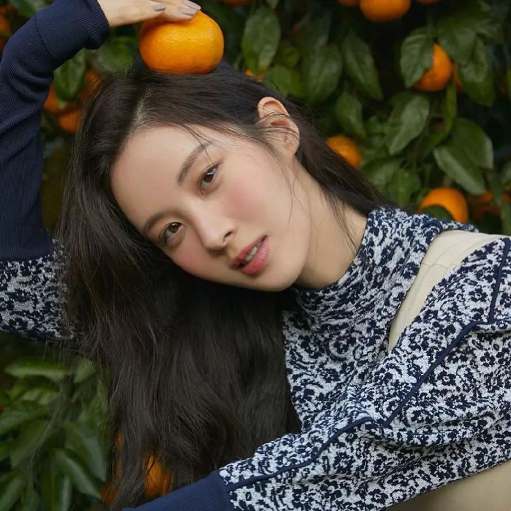 原创徐贤最新画报流出,运用针织 裙装搭出让人心动的邻家小姐姐造型