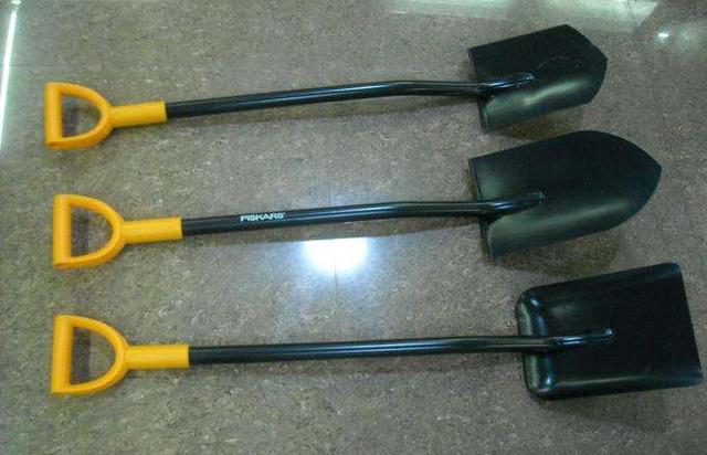 锹与锨都是掘土和铲东西的工具,我们日常都统称为铲子.