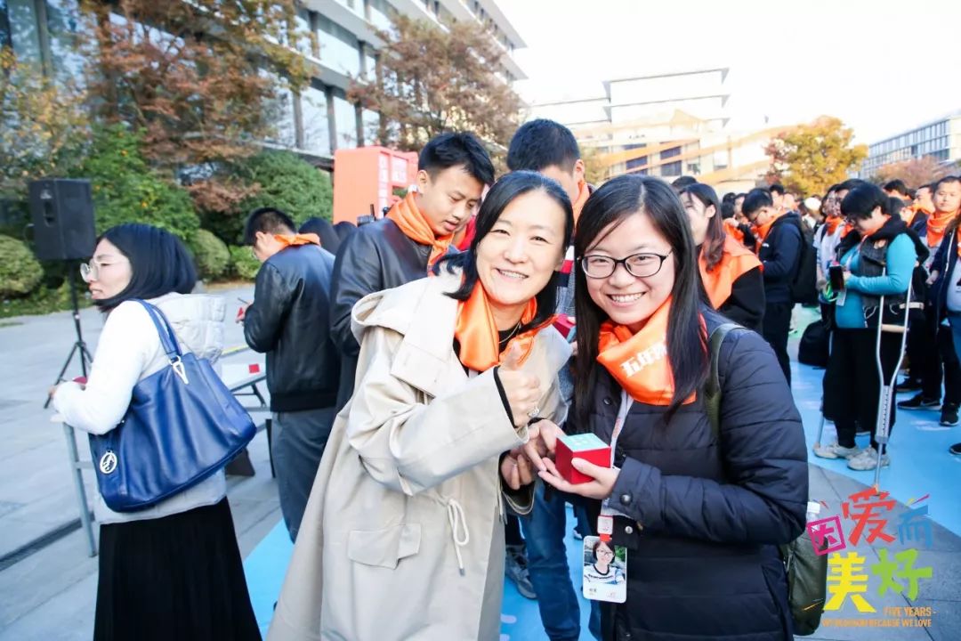 阿里巴巴大型狗粮现场~爱就是和你一起五年陈!_蒋芳