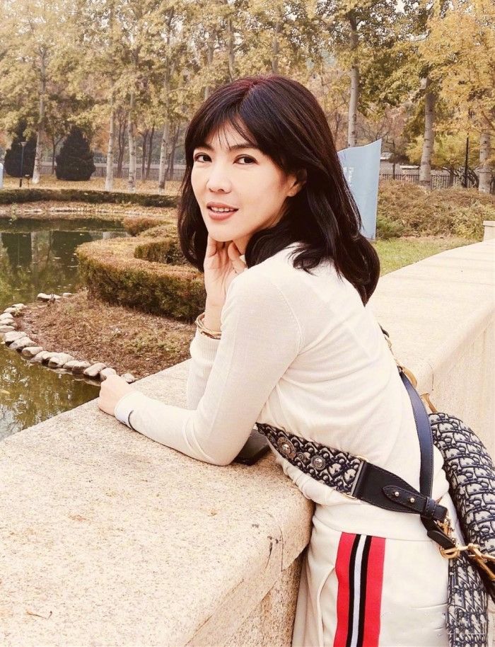 原创时尚大佬苏芒会装嫩,穿高领毛衣玩下身失踪,比28岁姑娘还时髦!