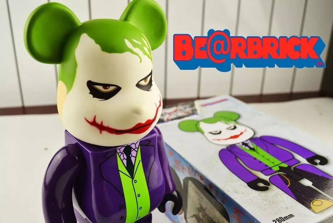 前期,medicom toy又以经典小丑原型,推出"bank robber"的be@rbrick